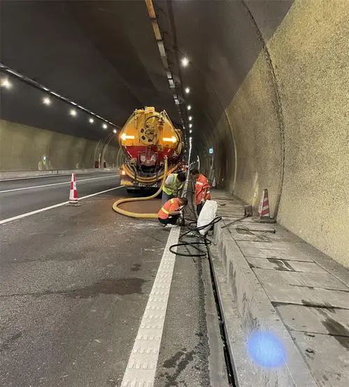 兰陵隧道排水渠清淤